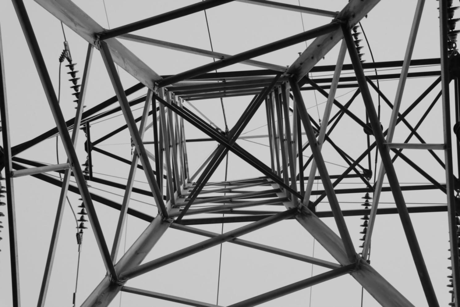 Technicien travaillant sur installation solaire